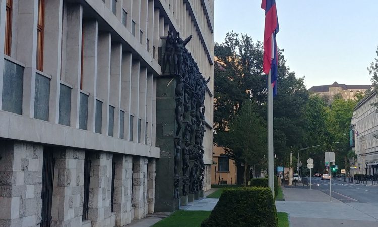 DZ sprejel novelo zakona o sistemu plač v javnem sektorju
