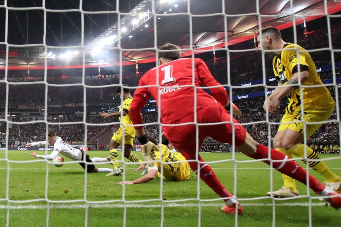 Union po preobratu v izdihljajih tekme ostal na vrhu bundeslige