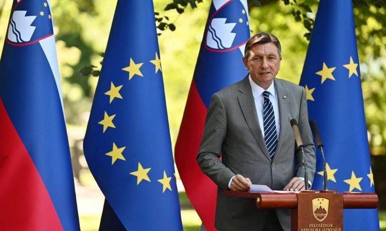 Državni vrh ob dnevu spomina na mrtve položil venec k spomeniku žrtvam vseh vojn