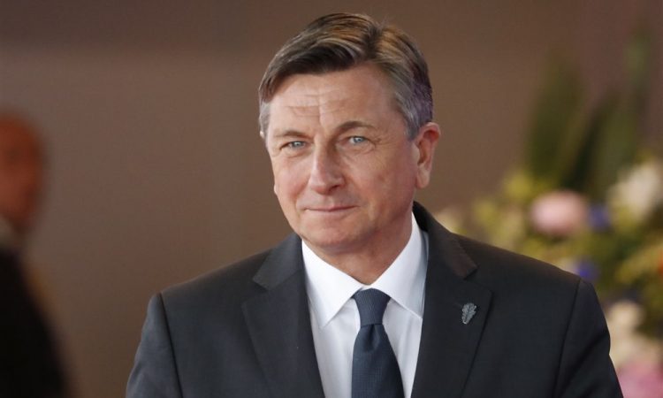 Pahor na Slovaškem podelil zahvalo za pomoč pri gašenju požarov na Krasu