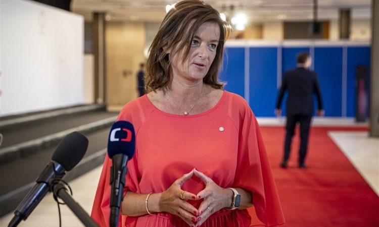Tanja Fajon po uspešno prestani interpelaciji ostaja zunanja ministrica