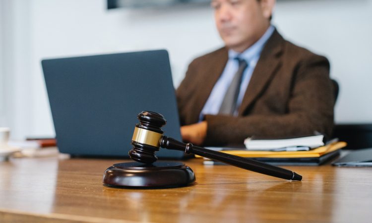 Priča potrdila, da je vpisničarka tožilstva vedela za hišne preiskave v zadevi Kavaški klan