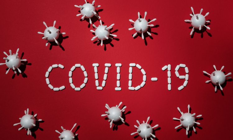 Do odškodnine zaradi zapletov pri cepljenju ali zdravljenju covida-19 odslej hitreje