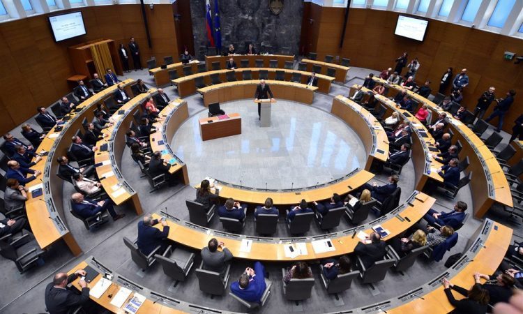 SDS s predlogom za referendum preprečila glasovanje o noveli zakona o dohodnini