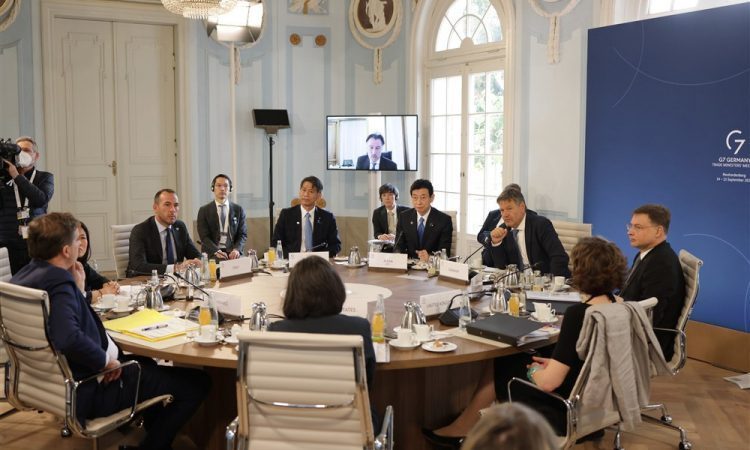 Ministrica Ajanović Hovnik s kolegi iz OECD o krepitvi demokracije