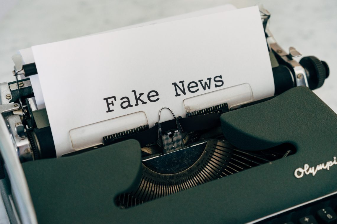 Besedna zveza "fake news" zadnja leta v slovenskih medijih vse bolj pogosta
