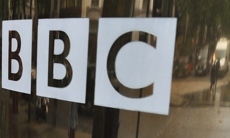 Prihodnji teden na sodiščih: Začetek sojenja peterici, ki naj bi ogoljufala BBC