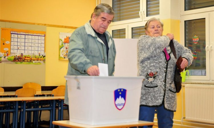 Odprla so se volišča za referendumsko odločanje