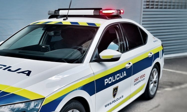 Pri Novem mestu voznik v begu pred policisti namerno trčil v njihovo vozilo