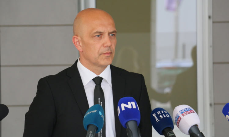 Lindav v poročilu premierju: Vpliv politike na delo policije se kaže predvsem pri zahtevah po kadrovanju
