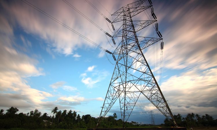 Vlada v omejitev cen elektrike in plina za javne zavode in občine