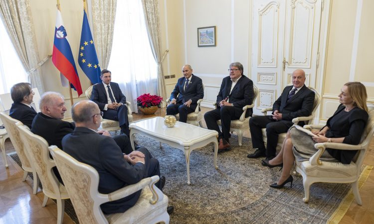Pahor šestim vidnim predstavnikom slovenske osamosvojitve vrnil odlikovanja zlati častni znak svobode