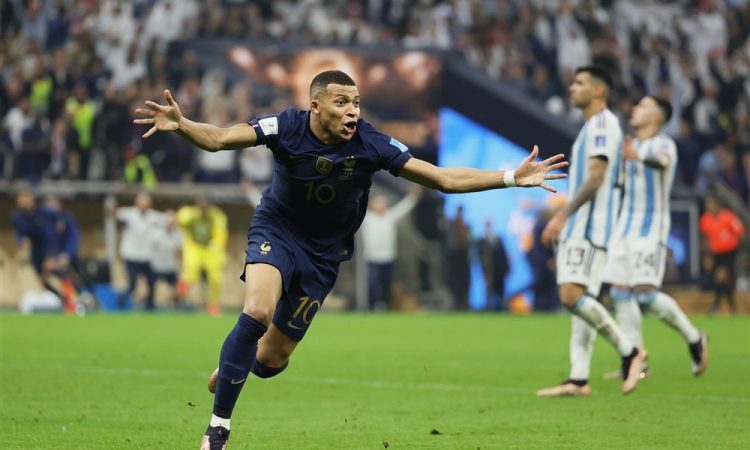 Po 90 minutah izid med Argentino in Francijo 2:2, sledijo podaljški