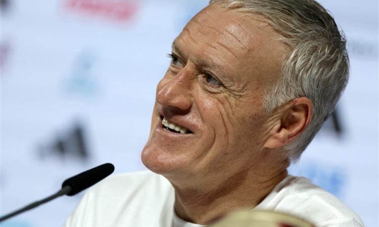 L'Equipe poroča, da bo Deschamps podaljšal do 2026