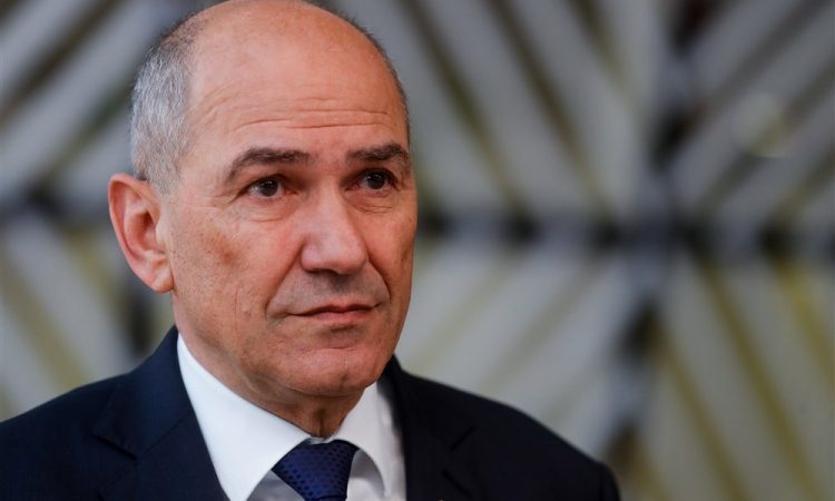 Janša ob koncu leta ostro proti Golobovi vladi, poziva k treznjenju