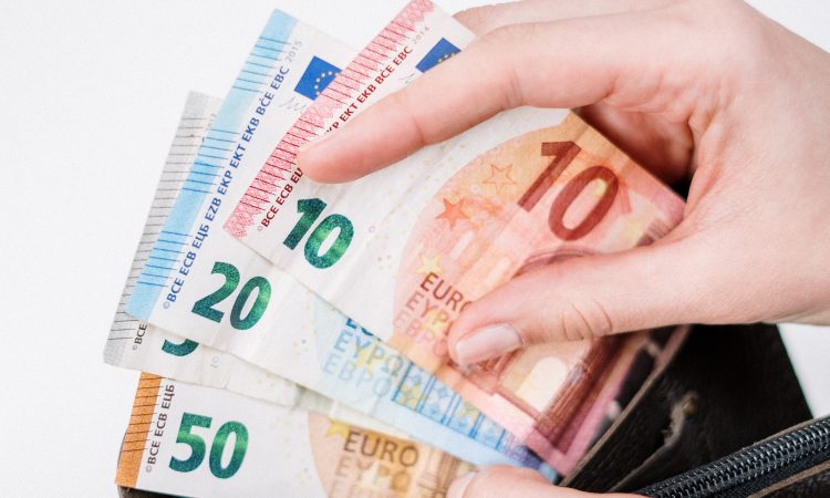 Vlada danes sindikatom predstavila analizo stanja v plačnem sistemu