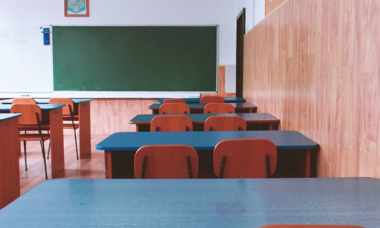 Šolarji zahodne Slovenije po zimskih počitnicah znova v šolske klopi