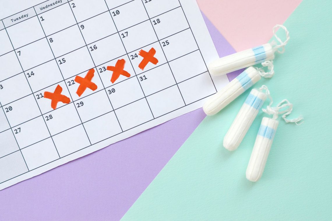 ŠOS in DOS ob dnevu žensk zagotovila brezplačne menstrualne pripomočke v izobraževalnih ustanovah