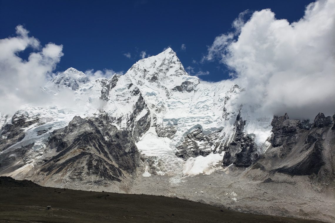 Američan četrta smrtna letošnja žrtev vzpona na Mount Everest