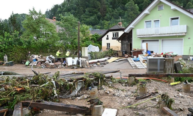 DZ potrdil interventni zakon za pomoč po poplavah 