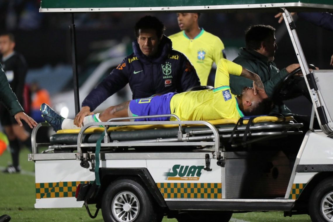 Neymar zaradi strgane križne vezi na operacijo