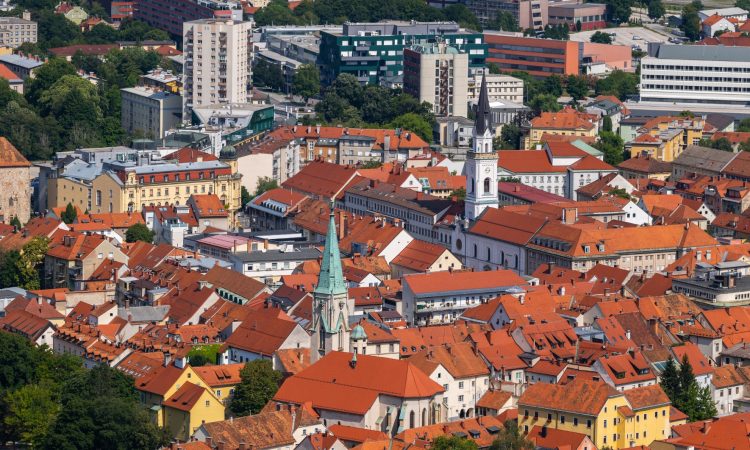 Kakšna je razlika med občino in upravno enoto?