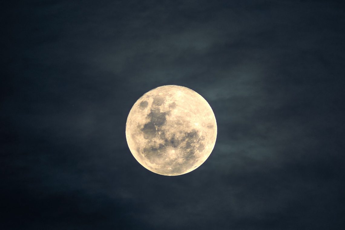 Kako in zakaj polna luna vpliva na ljudi?