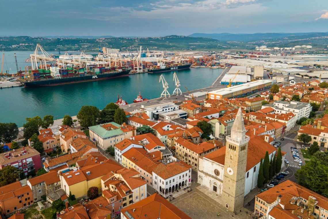 Ladja z eksplozivom za Izrael po navedbah aktivistov na poti v Koper