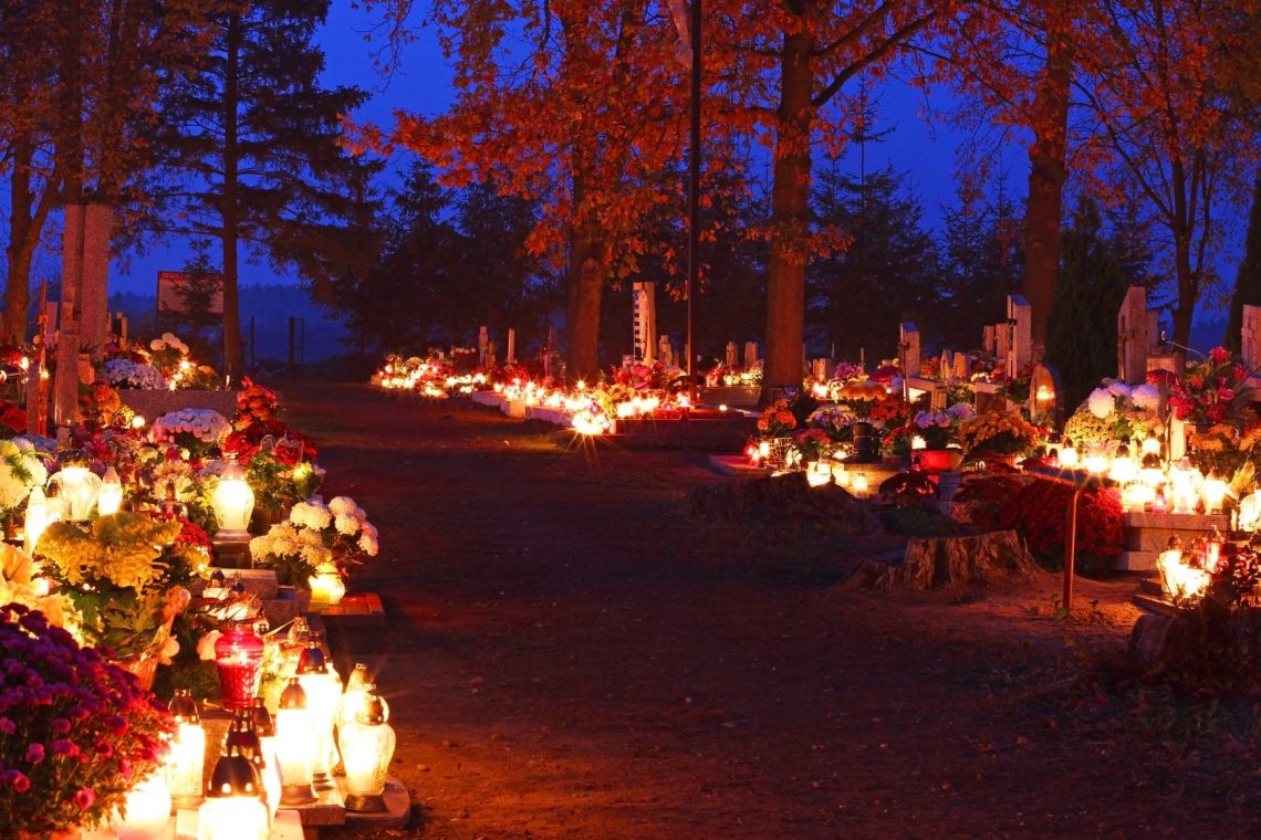 Nagrobne sveče predstavljajo veliko obremenitev za okolje