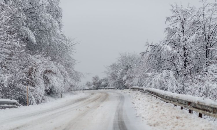 Zaradi snega pričakovan daljši čas potovanja