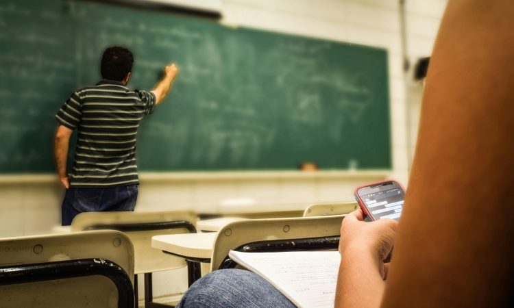 V centru za pomoč pri prekomerni rabi interneta tudi delo z žrtvami spletnega nasilja