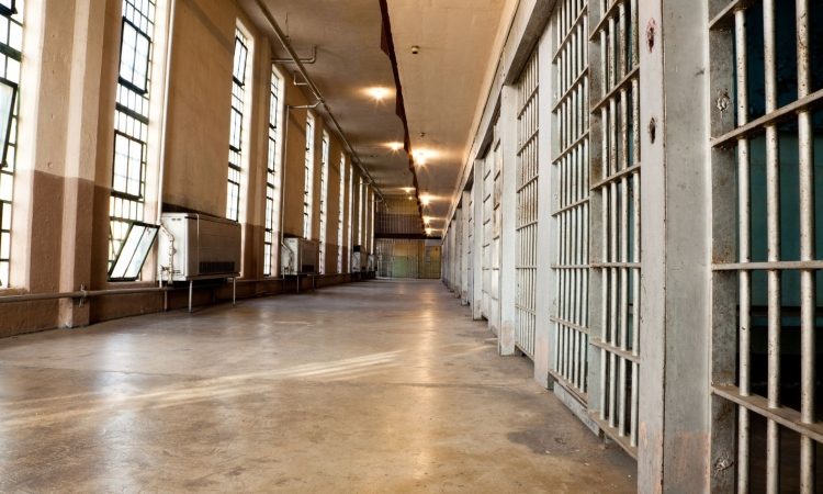Italijanski mafijci iz visoko varnostnih zaporov še vedno nadzorujejo komunikacijo in prostor