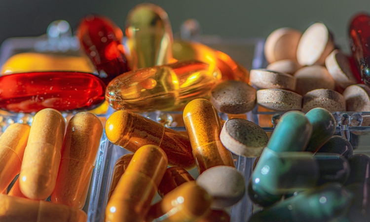 Vitamin K2 je ključen za zdrave kosti, srce in zobe, a z njim previdno