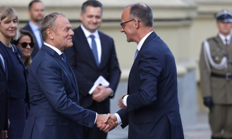 Tusk Merza pozval k spoštovanju schengna in nasprotoval notranjim mejam