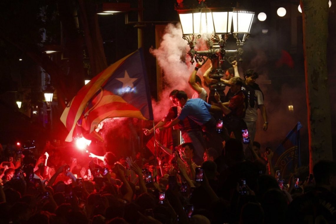 Ob slavju Barcelone avtomobil zapeljal med navijače