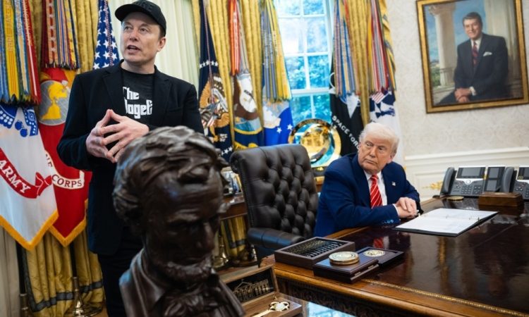Trump in Musk v ostri besedni vojni z grožnjami in namigi na ustavno obtožbo