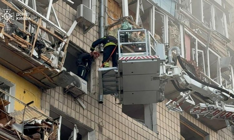 V ruskem napadu na Kijev ubitih najmanj 14 ljudi, Zelenski opozarja na teror