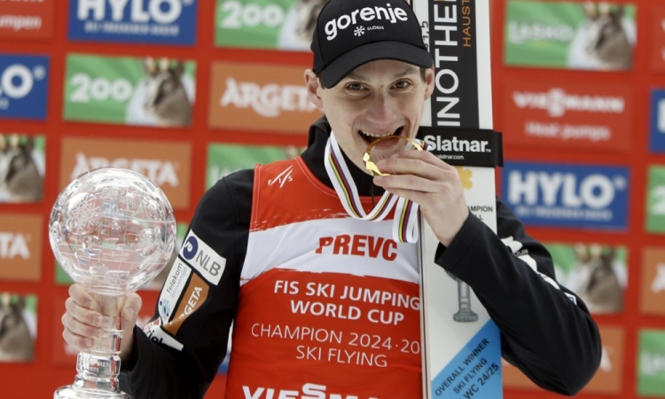 Domen Prevc dobil spomenik na mestu svetovnega rekorda v Planici