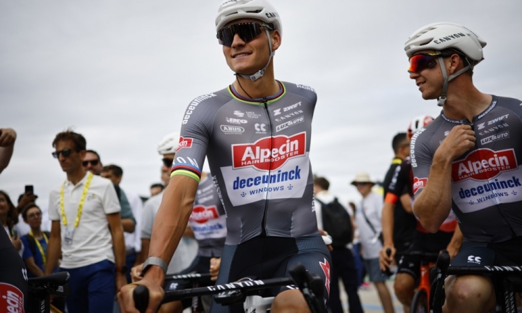 Van der Poel v sprintu ugnal Pogačarja in oblekel rumeno majico