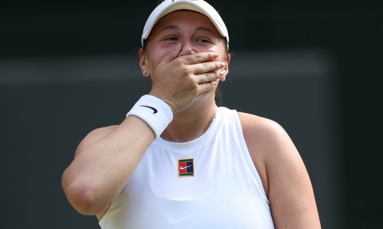 Anisimova v Wimbledonu presenetila številko 1