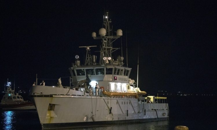 Pri Lezbosu med reševanjem migrantov potonila ladja Frontexa