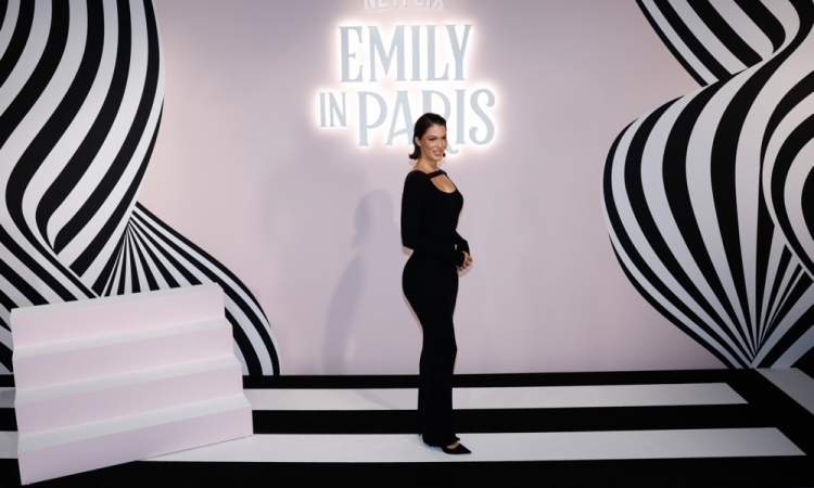 Priljubljena serija Emily v Parizu se seli v Benetke