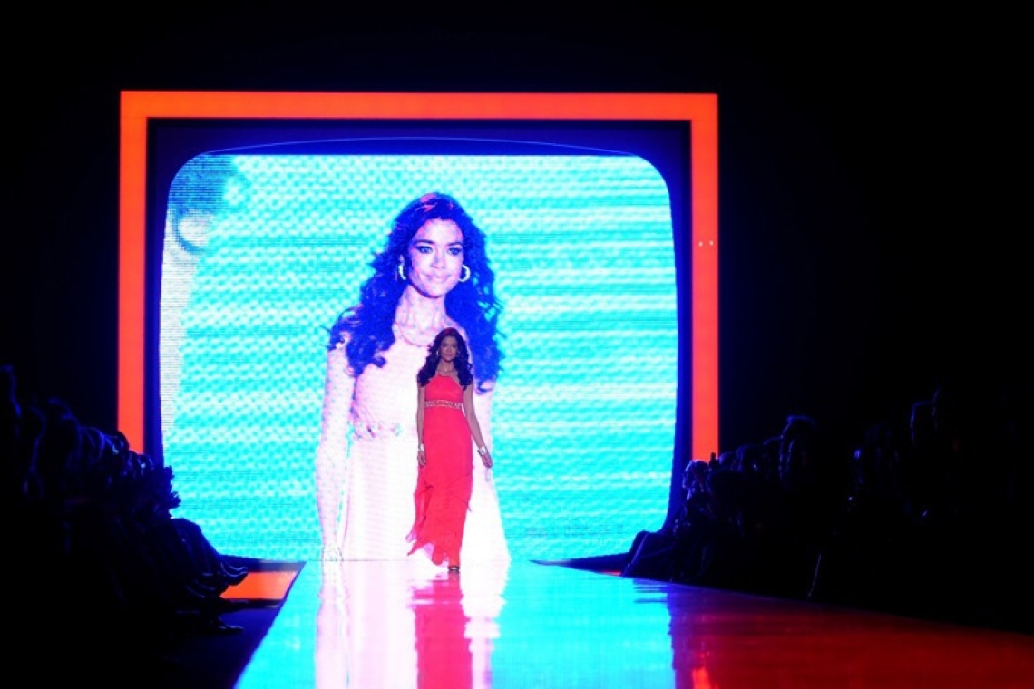 Denise Richards obtožuje Aarona Phypersa kršitve prepovedi približevanja in zlorabe osebnih podatkov