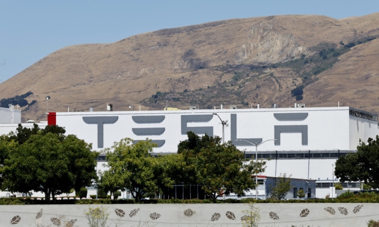 Tesla mora plačati 242 milijonov dolarjev zaradi smrtne nesreče z avtopilotom