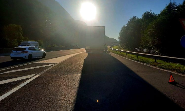 Tržiški policisti zasegli predelan moped, na avtocesti prometna nesreča z več kršitvami