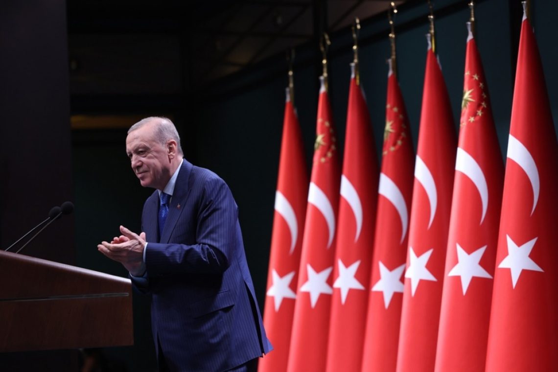 Policijski vdor v sedež CHP v Istanbulu poglobil politično krizo v Turčiji