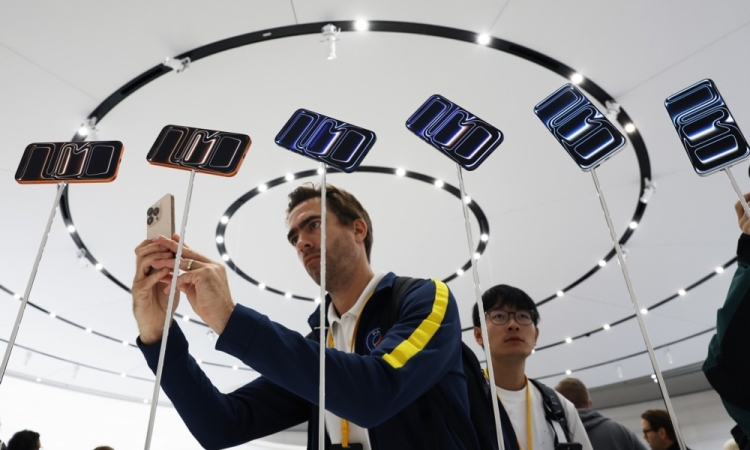 Apple predstavil novo generacijo iPhonov z modelom Air kot največjo novost