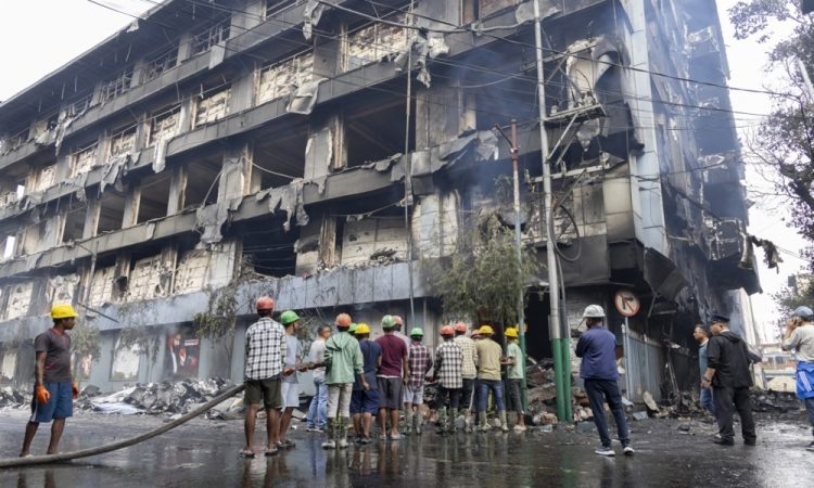 Nepal pretresa najhujša politična kriza desetletja