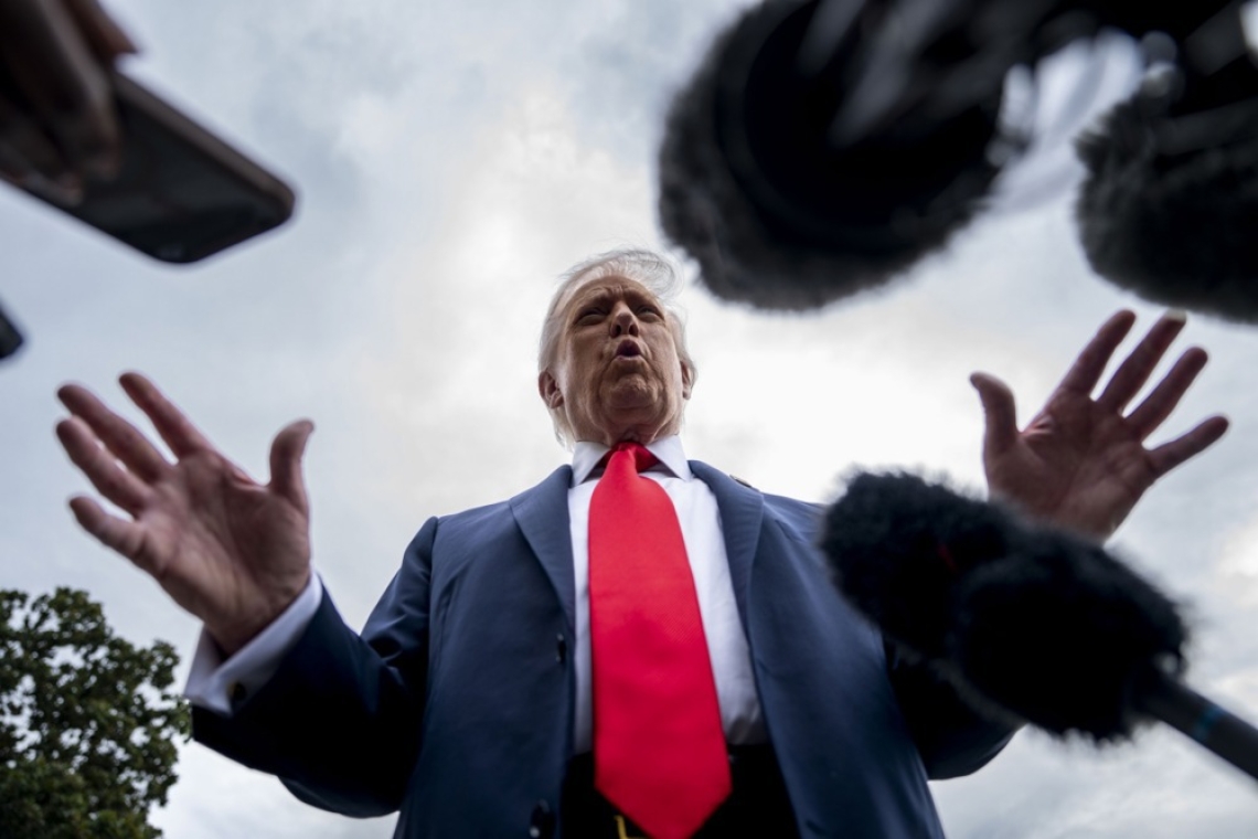 Trump v Londonu s pohvalami odnosov, na Otoku aretirani protestniki