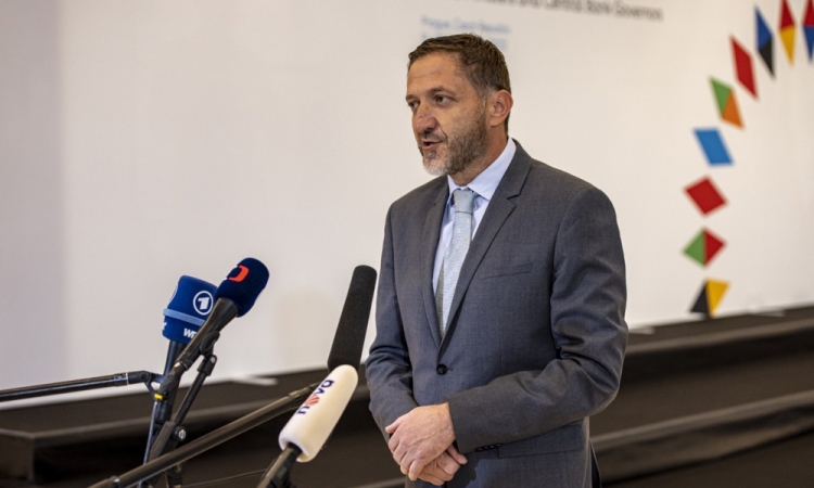 Vlada predlaga obvezno božičnico in višji prag za normirance